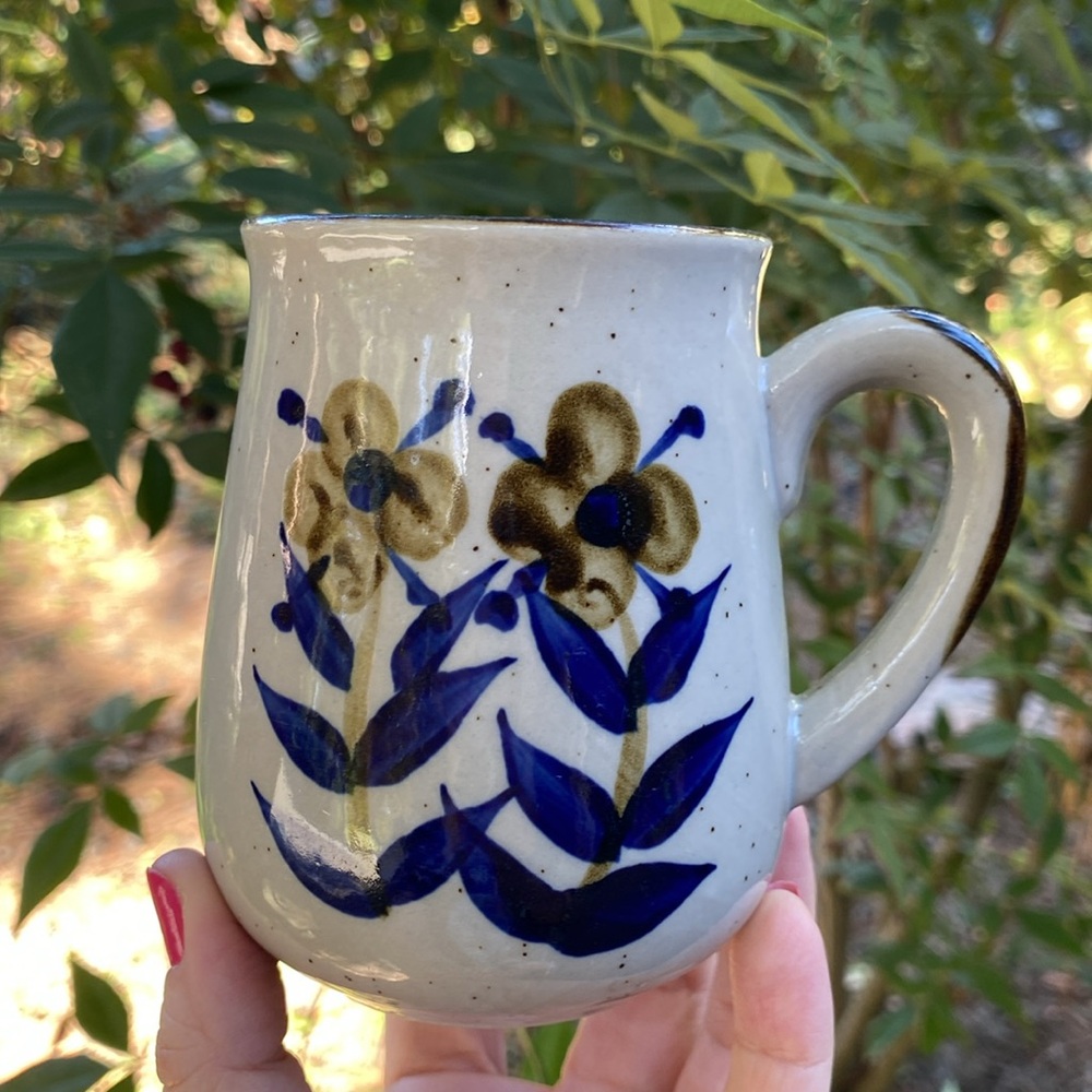 Set of 2 vintage stoneware mugs with floral hand painted designs - Picture 9 of 16